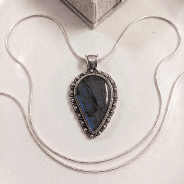 LABRADORITE SILVER PENDANT