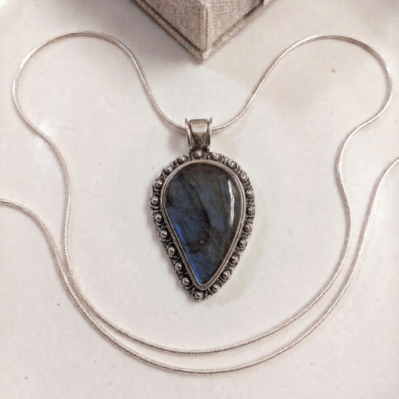 LABRADORITE SILVER PENDANT