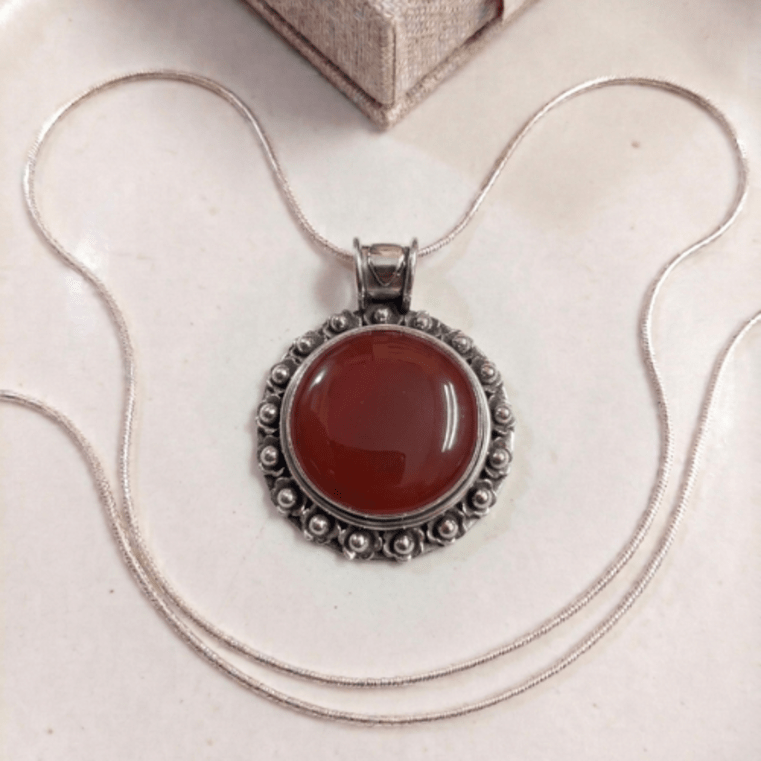 CARNELIAN ROUND SILVER PENDANT